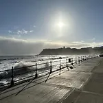 Sea-renity - Part Of The The Bay Village With Pool, Gym And Direct Access, Pub, Restaurant, Tennis And Meadows Walks Filey