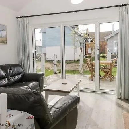 Sea-renity - Part Of The The Bay Village With Pool, Gym And Direct Access, Pub, Restaurant, Tennis And Meadows Walks 펜션 파일리