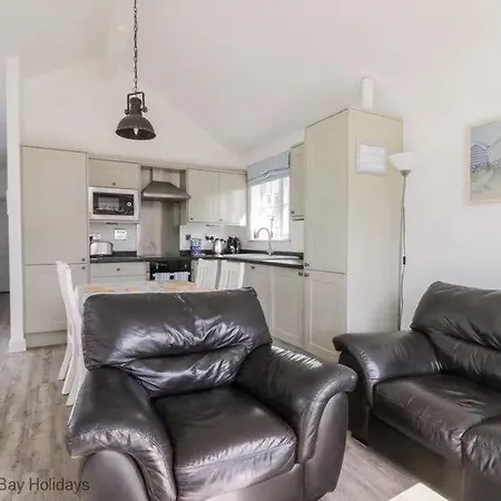 Sea-renity - Part Of The The Bay Village With Pool, Gym And Direct Access, Pub, Restaurant, Tennis And Meadows Walks 펜션